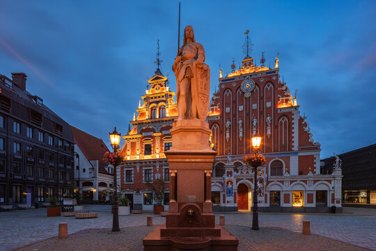 House of the Black Heads and statue of roland