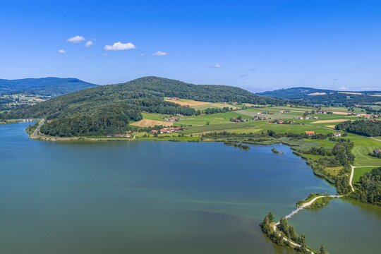 Blick von oben auf den Drachensee in der Region Hohenbogenwinkel in der Oberpfalz
