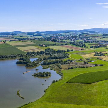 Blick von oben auf den Drachensee in der Region Hohenbogenwinkel in der Oberpfalz