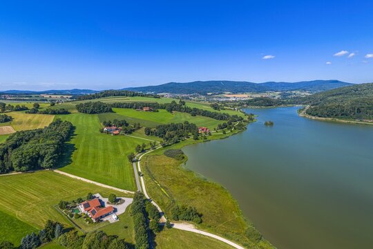 Blick von oben auf den Drachensee in der Region Hohenbogenwinkel in der Oberpfalz