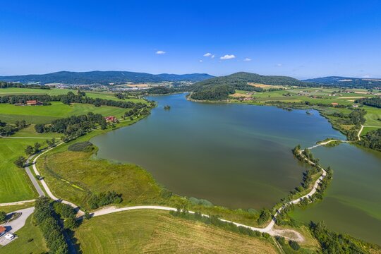 Blick von oben auf den Drachensee in der Region Hohenbogenwinkel in der Oberpfalz