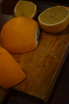 Naranjas y madera en una tarde tranquila