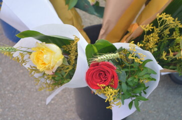 Ramos de flores silvestres con rosas rojas y amarillas (Sant Jordi, Barcelona) © JIANAN