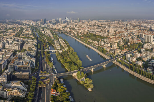 FRANCE. PARIS 75. AERIAL VIEW OF WEST PARIS, WITH THE SEINE, GRAND PALAIS, PETIT PALAIS AND AVENUE DES CHAMPS-ELYSEES.