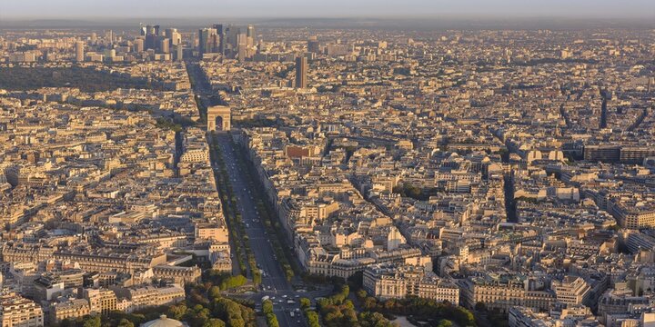 FRANCE. PARIS 75. AERIAL VIEW OF THE CHAMPS-ELYSEES AND ARC DE TRIOMPHE, WITH AVENUE DE LA GRANDE ARMEE AND LA DEFENSE BEYOND.