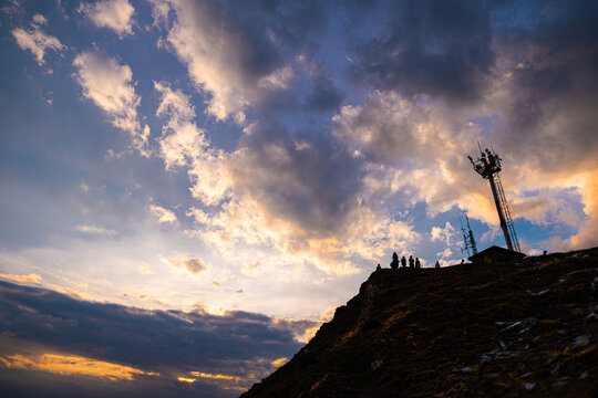 Mirando al cielo en un atardecer de verano en los Pirineos