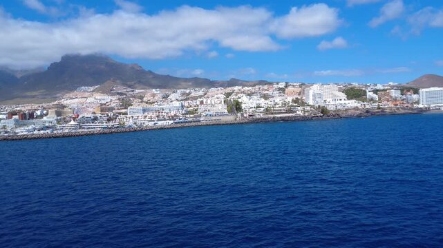 Vista a&eacute;rea desde el oc&eacute;ano hacia la costa tur&iacute;stica de Costa Adeje con la monta&ntilde;a Roque del Conde al fondo, Tenerife, Islas Canarias