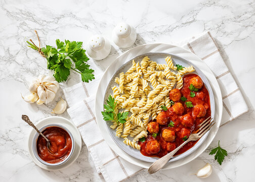 Boulettes de viande sauce tomate and pasta fusilli