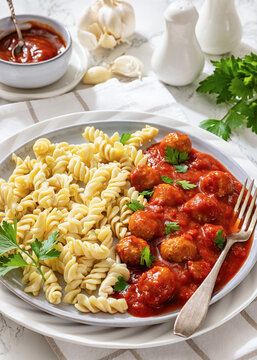 Boulettes de viande sauce tomate and pasta fusilli