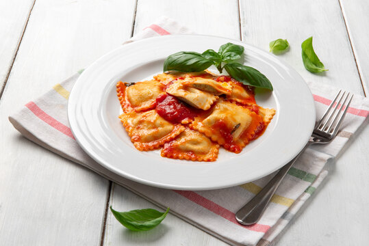 Ravioli ripieni di spinaci e ricotta e conditi con sugo e basilico - Pasta Italiana 