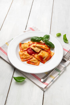 Ravioli ripieni di spinaci e ricotta e conditi con sugo e basilico - Pasta Italiana 