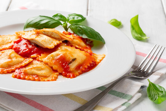 Ravioli ripieni di spinaci e ricotta e conditi con sugo e basilico - Pasta Italiana 