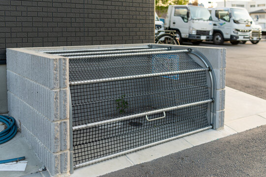 住宅街に設置された金属ネット式のゴミステーション