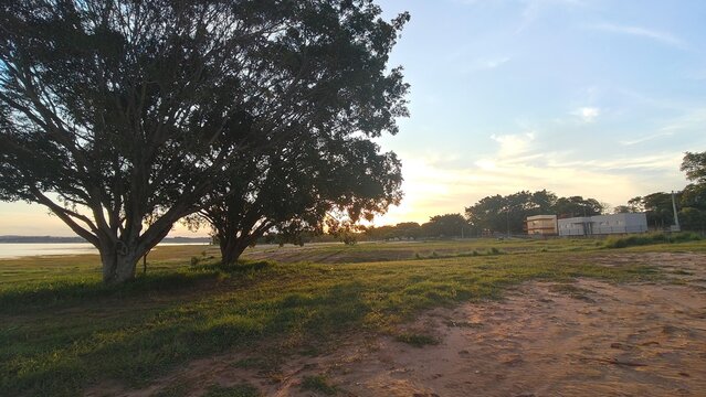 Uma paisagem &agrave;s margens da represa de Jurumirim durante o p&ocirc;r-do-sol, em Avar&eacute;, interior do Estado de S&atilde;o Paulo, Brasil