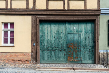 Fototapeta premium Historische Fachwerkhäuser in einer Altstadtgasse in Quedlinburg
