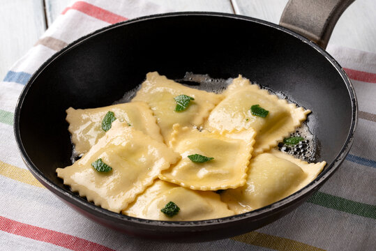 Ravioli con burro e salvia, Pasta Italiana 