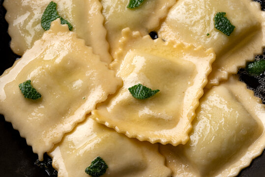 Ravioli con burro e salvia, Pasta Italiana 