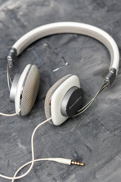 Bowers & Wilkins P3 headphones form a vertical arrangement with their cable and plug.