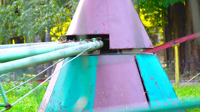Mechanism of an old vintage amusement park ride spinning passenger cabins
