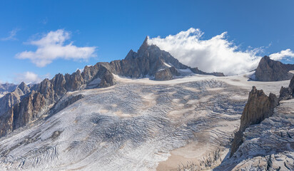 Obraz premium La Dent du Géant en saison d'été avec son glacier dans le massif du Mont-Blanc