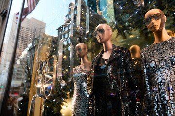 Fototapeta premium Cozy New York winter street view adorned with festive holiday light displays and mannequins