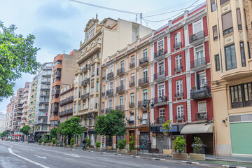 Alignement d'immeubles aux façades colorées et architecture moderniste sur la Carrer de Sant Vicent Màrtir à Valence, en Espagne © Pierre Violet