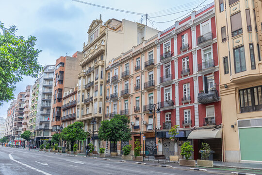 Alignement d'immeubles aux fa&ccedil;ades color&eacute;es et architecture moderniste sur la Carrer de Sant Vicent M&agrave;rtir &agrave; Valence, en Espagne