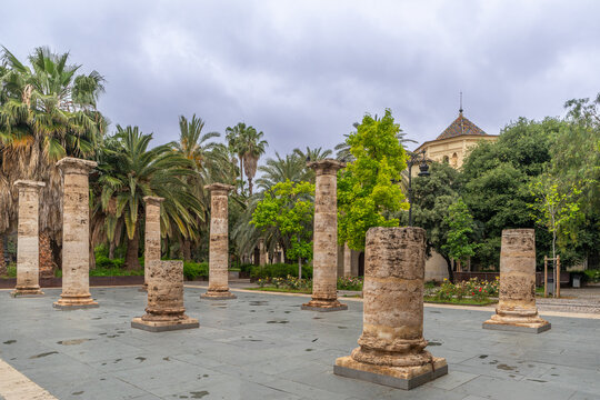 Colonnes historiques et vestiges arch&eacute;ologiques dans le jardin de l'ancien h&ocirc;pital de Valence, en Espagne