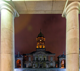 Obraz premium Illuminated Bedford Tower and Hall at Dublin Castle, framed by columns