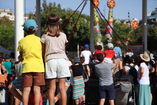 P&uacute;blico observando una actuaci&oacute;n tradicional en las fiestas de la Merc&egrave; de Barcelona
