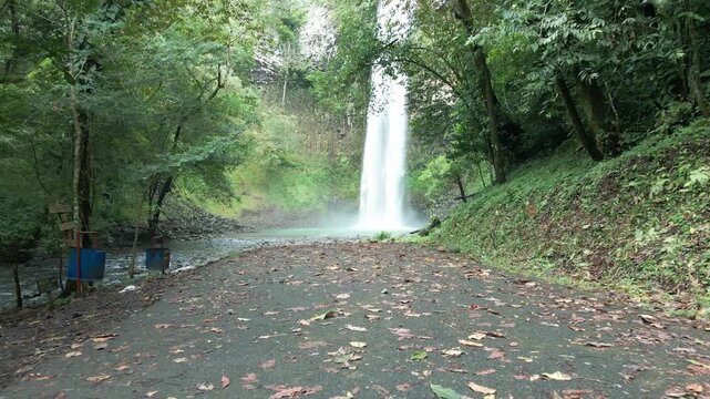 Cascada escondida entre monta&ntilde;as en Panama