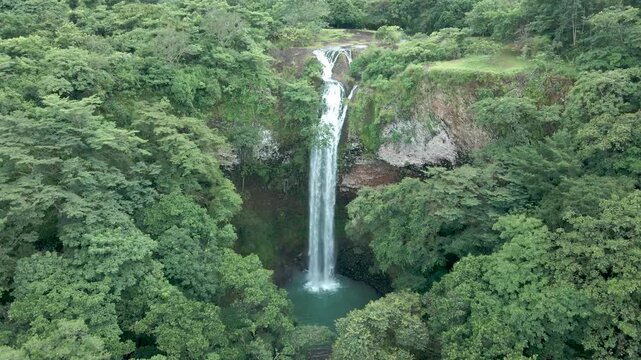 Cascada escondida entre monta&ntilde;as en Panama