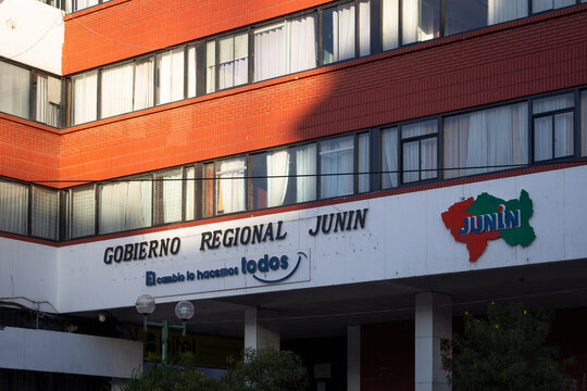 julio 18, Huancayo, Per&uacute;: Portal del Gobierno Regional de Jun&iacute;n en la ciudad de Huancayo, Per&uacute;