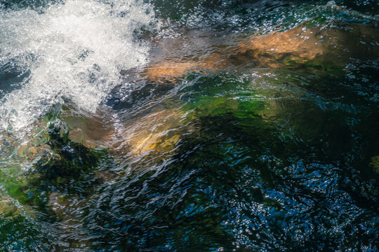 exture abstraite de l'eau en mouvement rapide dans un ruisseau naturel