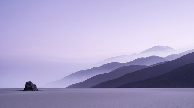 Paysage minimaliste de collines sous un ciel lavande