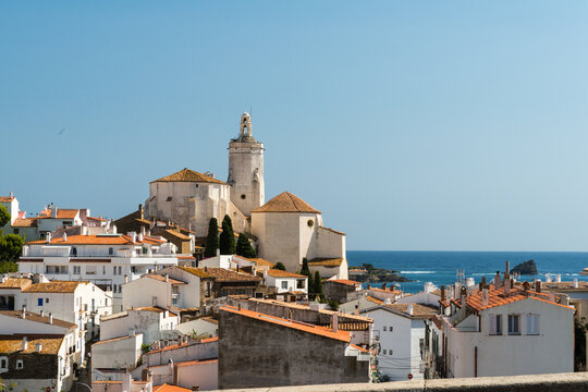 Spain, Costa Brava, Catalonia, Cadaques.  Picturesque whitewashed fishing town on the Costa Brava.