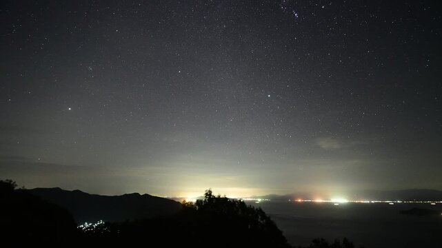 日本の広島県呉市の豊島の美しい星空