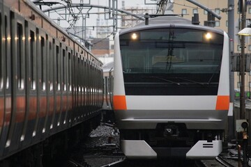 すれ違いながら線路を走る通勤電車 © JtO
