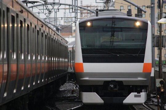 すれ違いながら線路を走る通勤電車