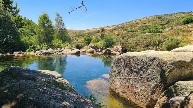 Le Tarn naissant se jetant dans une grosse vasque granitique, et formant une magnifique piscine naturelle aux eaux cristallines (mont Loz&egrave;re, parc national des C&eacute;vennes)