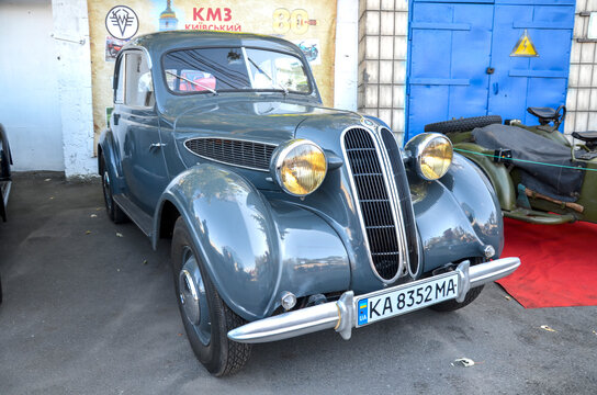 Restored BMW 321 saloon featuring iconic dual kidney grilles round headlights and sweeping fenders representing pre-war German luxury automotive design heritage