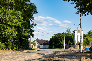 Panorama kamiennej dróżki w porze letniej miejskiego obszaru zachodniej Polski w godzinach popołudniowych © mbugajsky