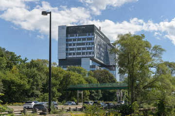 Obraz premium wide distant view of the north-west elevation of Hennick Bridgepoint Hospital seen from Don Valley Trail, Toronto