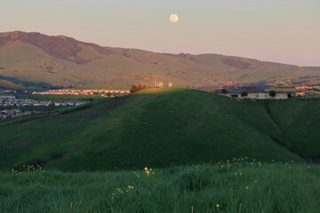 Worm moon rises behind the Diablo range in the East Bay hills © Salil