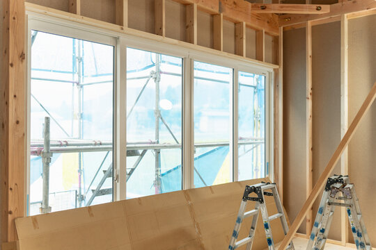 新築木造住宅の建築現場。大きな掃き出し窓と樹脂サッシを施工した家