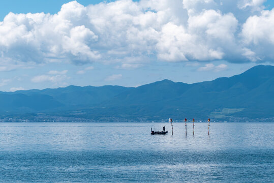 夏雲が残る秋の快晴の日　青い琵琶湖に浮かぶバスボート　滋賀県近江八幡市