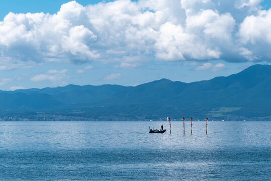 夏雲が残る秋の快晴の日　青い琵琶湖に浮かぶバスボート　滋賀県近江八幡市