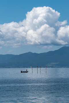 夏雲が残る秋の快晴の日　青い琵琶湖に浮かぶバスボート　滋賀県近江八幡市