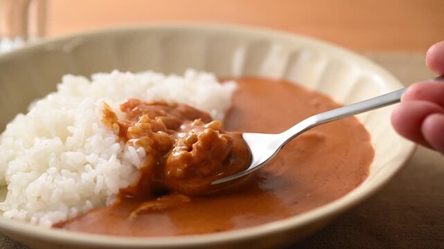 レトルトカレーを食べる