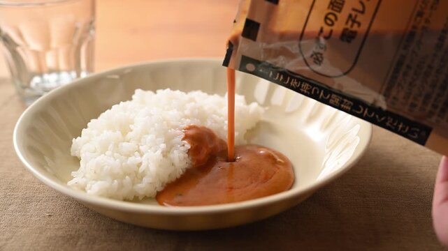 レトルトカレーをかける